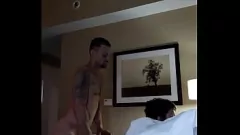 تشغيل عمل مشبع بالبخار Doggystyle مع زوجين موشومين تم القبض عليهما على كاميرا تجسس