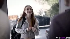 Jouer Charles Dera, une veuve solitaire, a soif d'une nouvelle chatte et manipule sa petite amie Maya Kendrick dans une séance de baise hardcore.