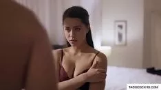 Jouer Docteur What Fut, des patientes brunes font l'amour avec son père