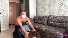 Odtwórz Ten mężczyzna pieprzy swoją żonę z maską w ustach