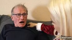Jouer Une chatte blonde profite de la bite dure de son grand-père