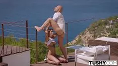 Jouer C'est une femme de 40 ans et elle aime le sexe dans la nature