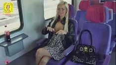 Jouer Sesso anale in un treno pubblico e la ragazza è brava a ingoiare alla fine