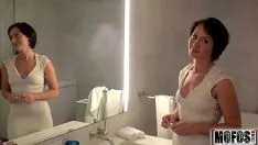 Oynat Çılgın Esmer Onu Sikiyen Her Adamı Sikmek İstiyor