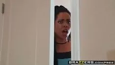 Abspielen Kostenlose Pornofilme fickt Herrin in der Nähe der Frau im Bett