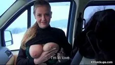 Jouer Buone fighe per scopare la giovane donna scopata in auto di lusso