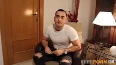 Abspielen Zwei Jungs tun das Vergnügen eines glücklichen Jungen, seinen Schwanz zu lutschen