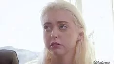 تشغيل طالب روسي شاب يمارس الجنس في البحر على الرمال مع رجل سمين