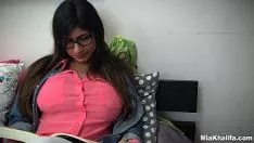 Reproduzir Mia Khalifa ensina sua amiga muçulmana a chupar pau