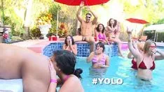 Redare Orgie in piscina cu cupluri care fac sex