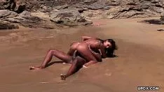 Jouer La nera si fa una doccia calda e aspetta il cazzo del suo amante virile