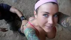 Jouer Felicia e il suo corpo felino pieno di tatuaggi penetravano la montagna sulla schiena