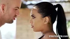 Jouer Belle et chaude brune aux gros seins se fait violemment baiser