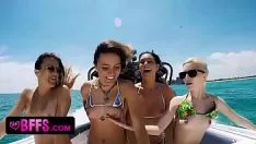 تشغيل يذهب المصابون بالذهول البالغ من العمر 17 عامًا لركوب القوارب ومارس الجنس معهم في مجموعة من قبل محتال أصلع