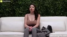 Abspielen Finden Sie das Babe mit den großen Titten, das Moca vor der Webcam fickt