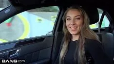 Jouer la bella studentessa scopa il fidanzato in macchina