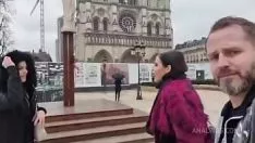 Reproduzir filmes pornô escalando lésbicas dando línguas umas às outras