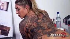 Afspelen De getatoeëerde dokter veroorzaakt haar orgasmes in het ziekenhuis