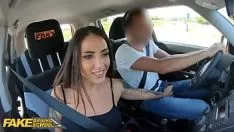 Afspelen XXX Op de rijschool worden ze in de auto geneukt