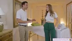 Afspelen De blondine bij de erotische massage krijgt seks met voltooiing