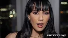 تشغيل امرأة مثيرة مفلس ذات صدر كبير وشهية كبيرة للجنس تمتص القضيب وتمارس الجنس بطرق مختلفة