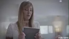 Reproduzir Essa bucetinha loira tem uma bucetinha bem apertada e ela sempre se orgulha disso