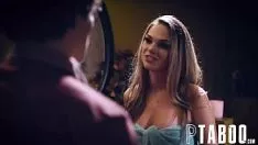 Reproduzir Ele a conhece há muito tempo, mas até agora não teve a oportunidade de puxá-la para dentro de seu pau