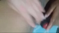 Afspelen Ze heeft een dildo die ze op haar schattige kutje zet