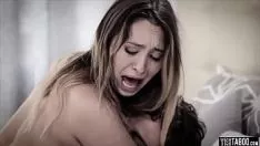 Abspielen Er fickt die schöne Blondine aggressiv
