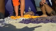 Oynat Milf senin önünde onu kediyi ovuyor