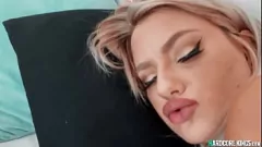 Redare Pornostar blondă Masaj cu păsărică rasă și cocoș mare