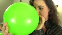 Odtwórz Cycata brunetka Fifi Foxx robi się niegrzeczna z dildem i gumą balonową