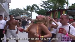 Afspelen Amateur barman orgie: wild zwembadfeest in Florida met naaktheid en flitsen