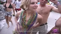 Abspielen Knappe Bikini-Bikini-Barkeeper-Wilde Poolparty und öffentliche Flashing-Orgie in Florida
