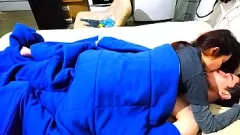 Abspielen Das urkomische Heimsex-Video eines süßen, zierlichen Teenie-Paares endet mit Creampie
