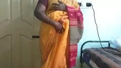 Redare Soția indiană înșală Vanitha în saree portocalie: sâni mari și păsărică rasă în prim-plan