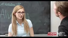 Afspelen Kleine blonde tiener krijgt een beurt en betere cijfers voor grote lul