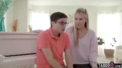 Afspelen Rondborstige MILF Bunny Madison's intense hardcore sekssessie met jonge student