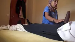 Jouer Femme de ménage musulmane dérangée par l'énorme bite noire d'un invité français