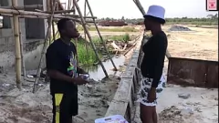 Jouer Incontro hardcore con negre: cavalcata piena di squirt con un venditore ambulante dal cazzo grosso