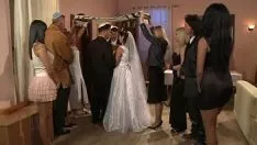 A loira de peitos grandes fode com o cavaleiro de honra em um casamento judaico
