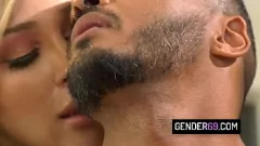 Domatrix trans Angelina Please richiede un intenso anale interrazziale