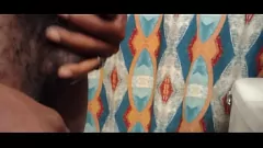 تشغيل Petite Ebony Teen يصبح مبتلًا وبريًا مع Handjob والأصابع