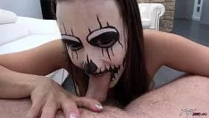 Reproduzir Boa morena mal disfarçada para o Halloween fode a bunda