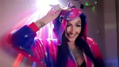 تشغيل Dominatrix in Unicorn Pajamas يعطي تعليمات Handjob مع قرنها