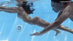 Afspelen Hongaarse pornosterren Irina Cage & Angelica Heart - zwembadbad Swimming & Underwater Show