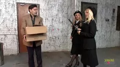 Jouer Due biondi milf Cops Cuff e scopano un fortunato sospetto in un vicolo sporco