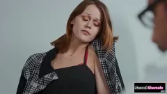 تشغيل سرج الطبيب كس نيكي كيتنز في الملابس الداخلية