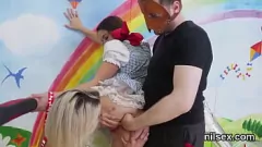 Afspelen BDSM Nympho onderworpen aan een pijnlijke anale behandeling in Nuthouse