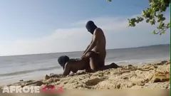 Reproducir Follada en público en la playa - Aventura sexual al aire libre con una adolescente de gran culo